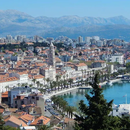 Comfortable And Fully Furbished In Center דירה ספליט