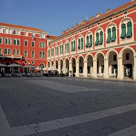 Comfortable And Fully Furbished In Center *