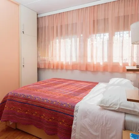Comfortable And Fully Furbished In Center Apartment Split